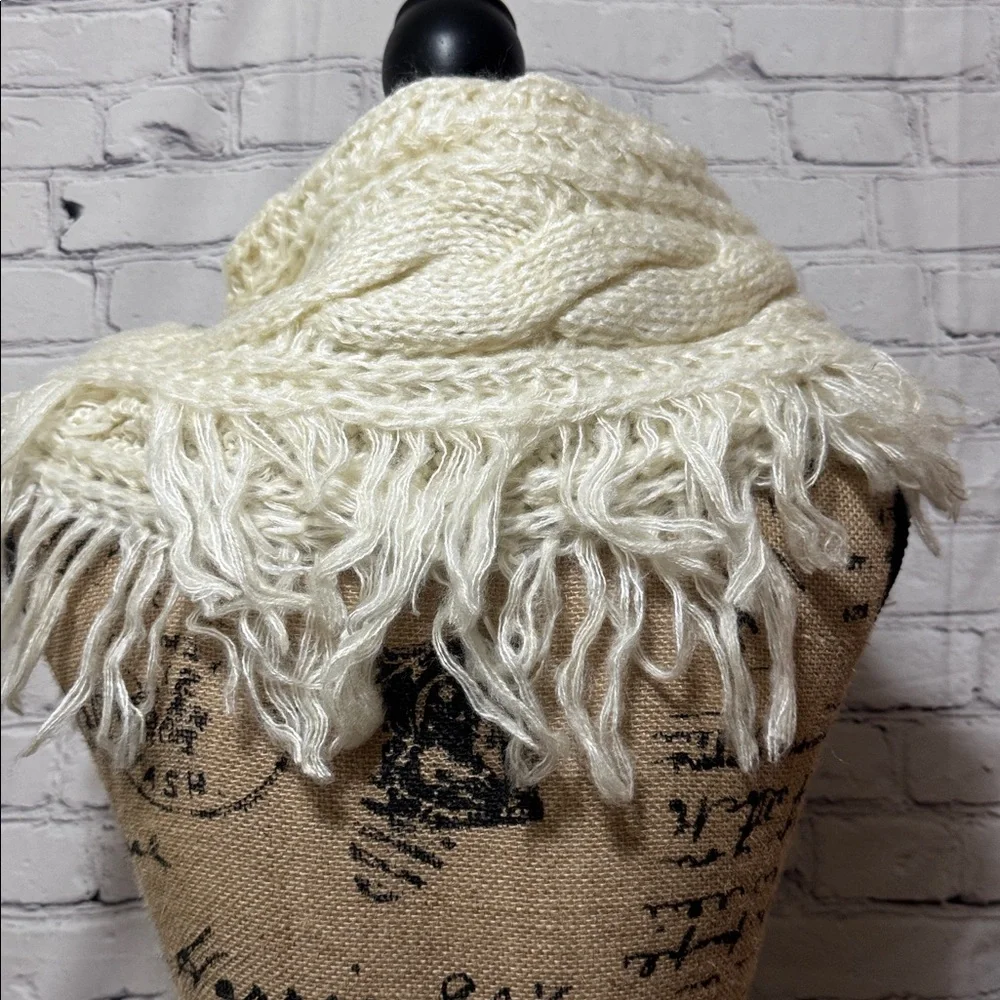 🆕 Creme Fringed Knit Scarf/Cowl with Wooden Buttons - Picture 4 of 7